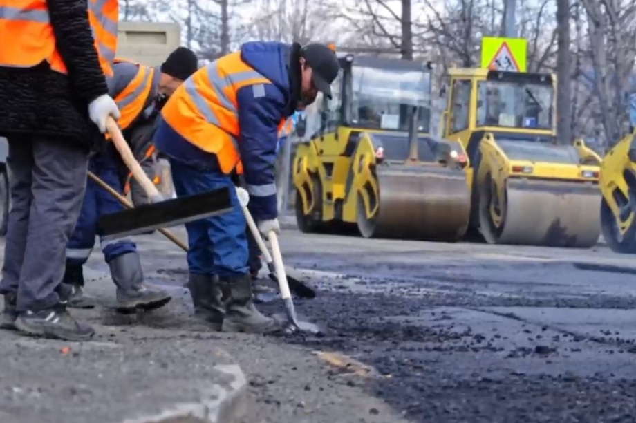  В Елизове до вечера перекрыли участок улицы Ленина для ремонта асфальта. . Фотография 3