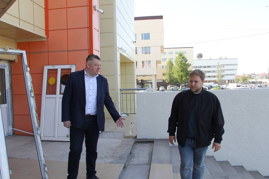 Депутат Павел Сайдачаков проверил ремонтные работы в детской художественной школе краевого центра. Пресс-служба Заксобрания Камчатского края. . Фотография 3