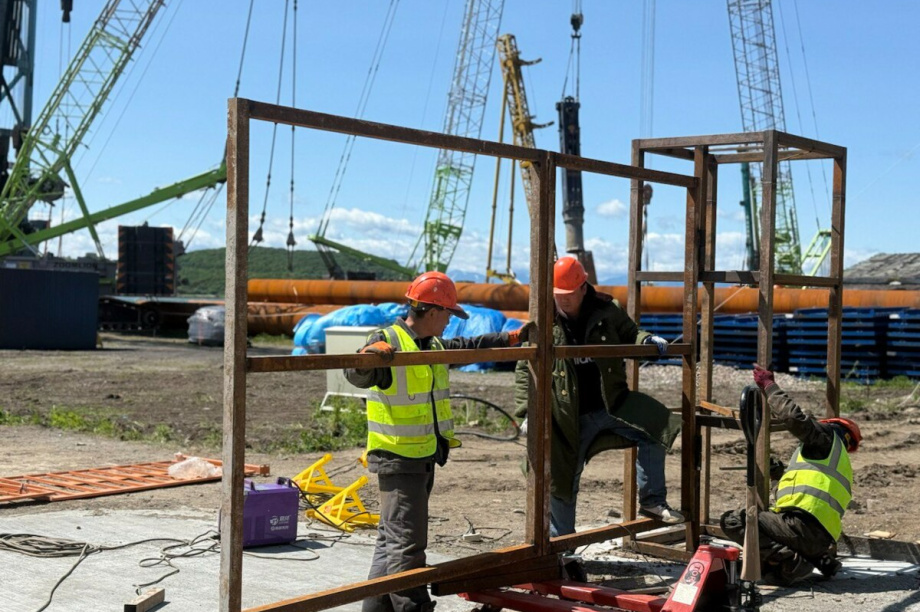 Причал для регазификационного комплекса СПГ возводят в столице Камчатки. kamgov.ru