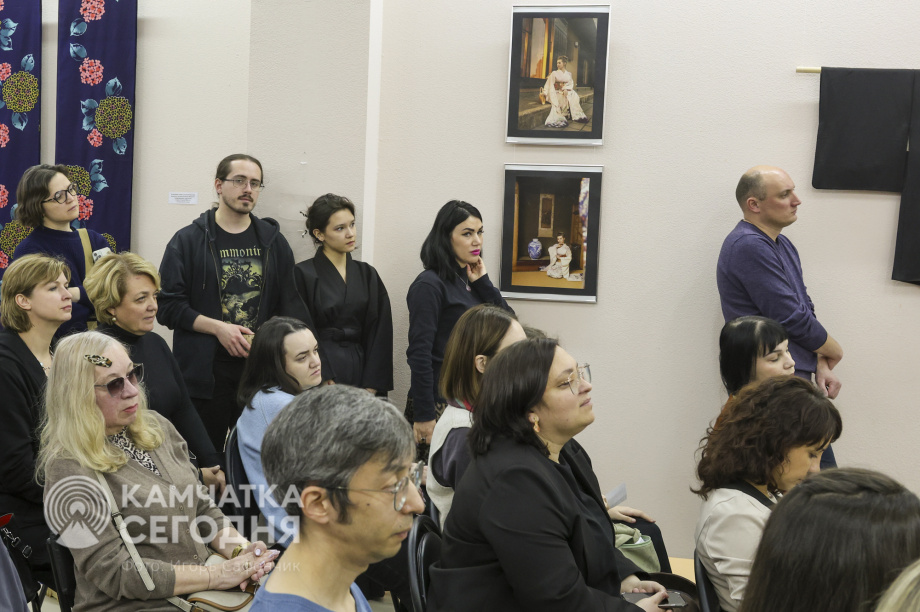 В Камчатском художественном музее открылась выставка о Японии. Фото: «Камчатка Сегодня»/Игорь Сафончик. Фотография 28