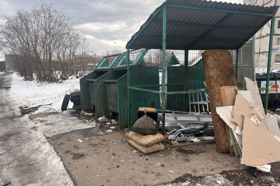 Пять «управляек» Вилючинска поплатились штрафами за грязь на мусорных площадках . Фото: УФССП по Камчатскому краю и Чукотскому автономному округу. Фотография 1