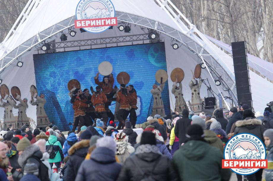 На открытии зимнего фестиваля «Берингия-2021» выступают творческие коллективы Камчатки. Фото: Виктор Гуменюк. Фотография 1