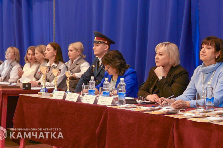 Маленькие герои большого праздника — дошколята Камчатки показали мастерство на конкурсе строя и песни. Фото: Управление образования ПКГО / Екатерина Мазур. Фотография 9