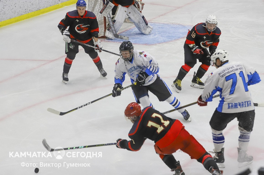 Чемпионат по хоккею среди взрослых команд стартовал на Камчатке. Фото: Виктор Гуменюк\ИА "Камчатка". Фотография 11