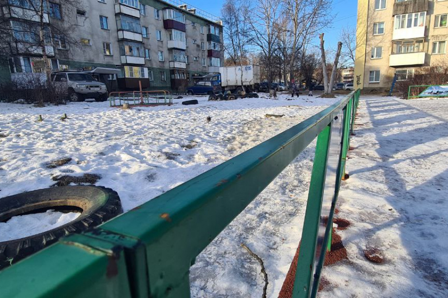 Общественники выявили опасные недостатки на новых детских площадках в Елизове. Фото: ОНФ в Камчатском крае . Фотография 2