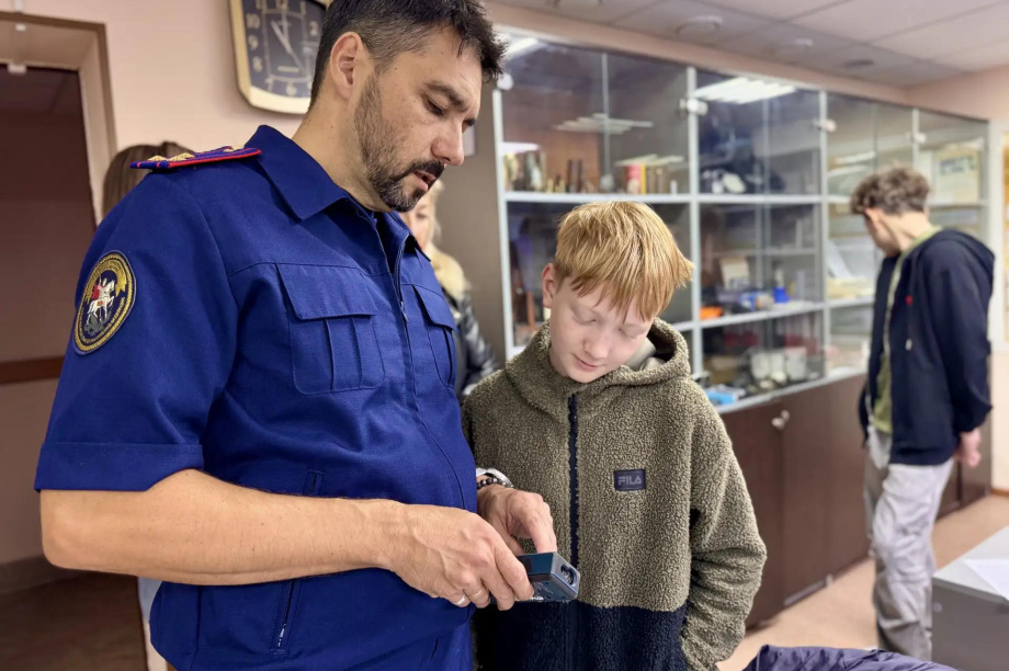 Камчатские школьники попробовали себя в роли криминалистов. Фото: Следственное управление СК России по Камчатскому краю. Фотография 7