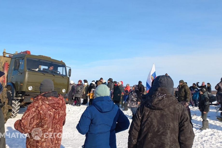 Жители села Седанка проводили своих земляков, вызвавшихся добровольцами на СВО. Фоторепортаж. фото: Светлана Захарова. Фотография 14