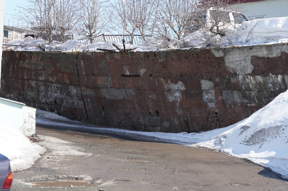 Собственника аварийной стены на Автомобилистов обязали привести её в порядок. Фото: администрация ПКГО. Фотография 1