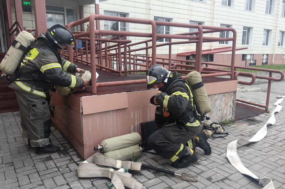Камчатские пожарные отработали спасение постояльцев дома престарелых. Фото: ГУ МЧС России по Камчатскому краю. Фотография 2