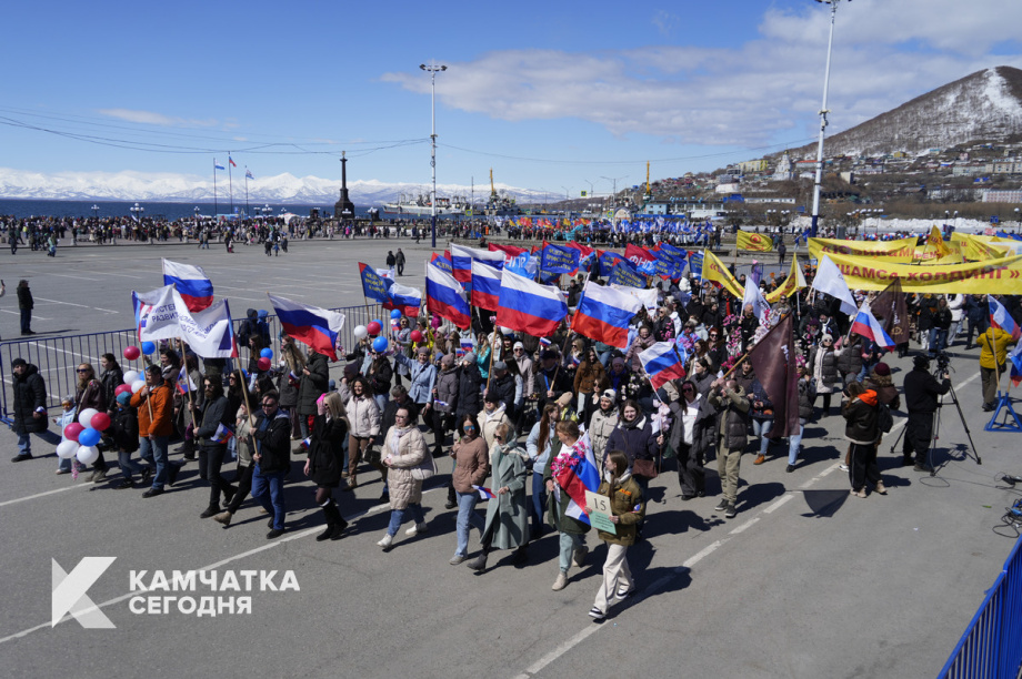 Тысячи камчатцев вышли на первомайское шествие на площади Ленина (фоторепортаж). Фото: ИА «Камчатка». Фотография 33