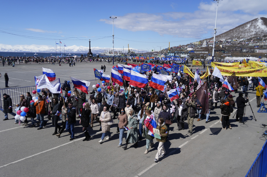 Тысячи камчатцев вышли на первомайское шествие на площади Ленина (фоторепортаж). . Фотография 34