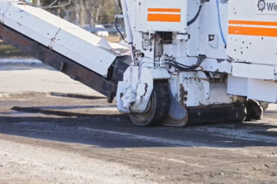  В Елизове до вечера перекрыли участок улицы Ленина для ремонта асфальта. . Фотография 9
