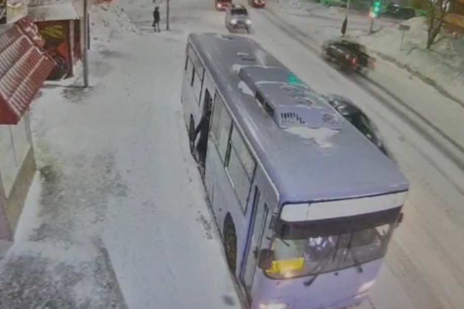 Женщина на Камчатке попала под колеса рейсового автобуса. 