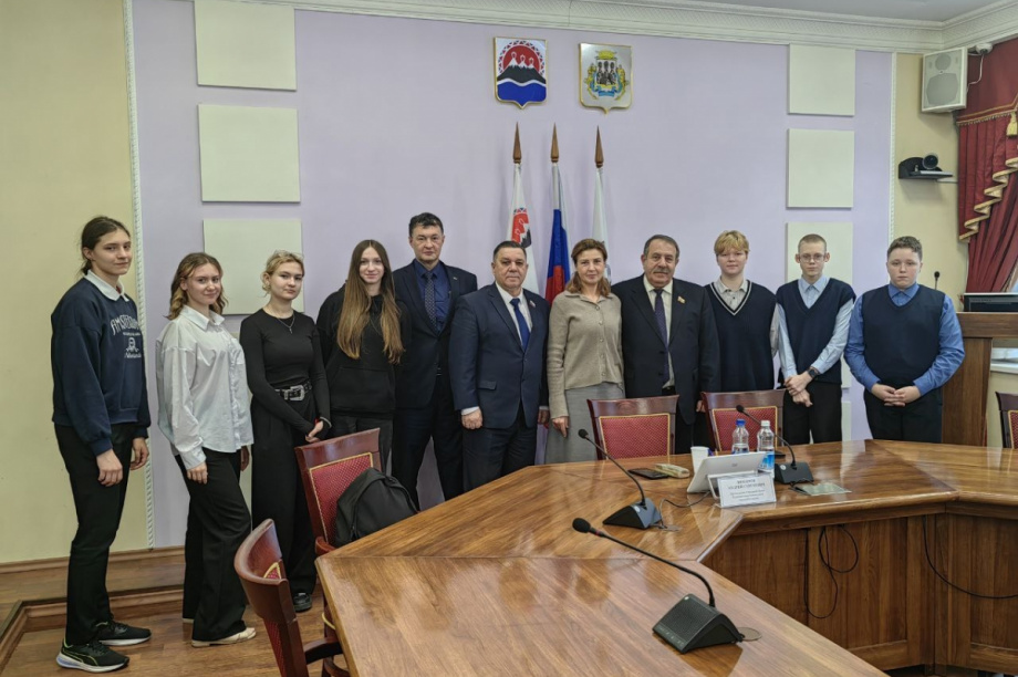 Школьники из Петропавловска-Камчатского сходили в гости к городским  депутатам. Фото: дума ПКГО. Фотография 4