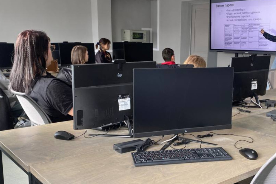 Камчатские выпускники остаются дома для дальнейшей учёбы. Фото: kamgov.ru (архив). Фотография 1