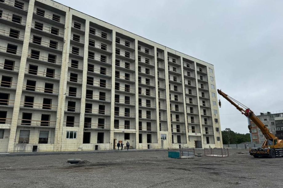 В поселке Пионерский на Камчатке ждут окончания строительства уже второго жилого дома. . Фотография 1