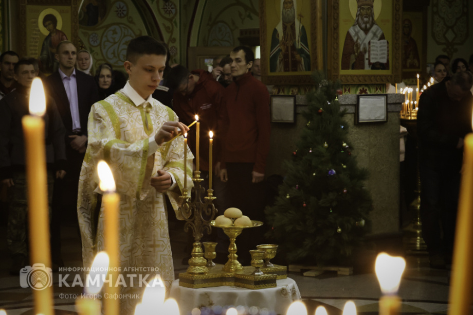 Рождественская служба в соборе Святой Троицы на Камчатке (фоторепортаж). Фото: «Камчатка Сегодня» \ Игорь Сафончик. Фотография 21