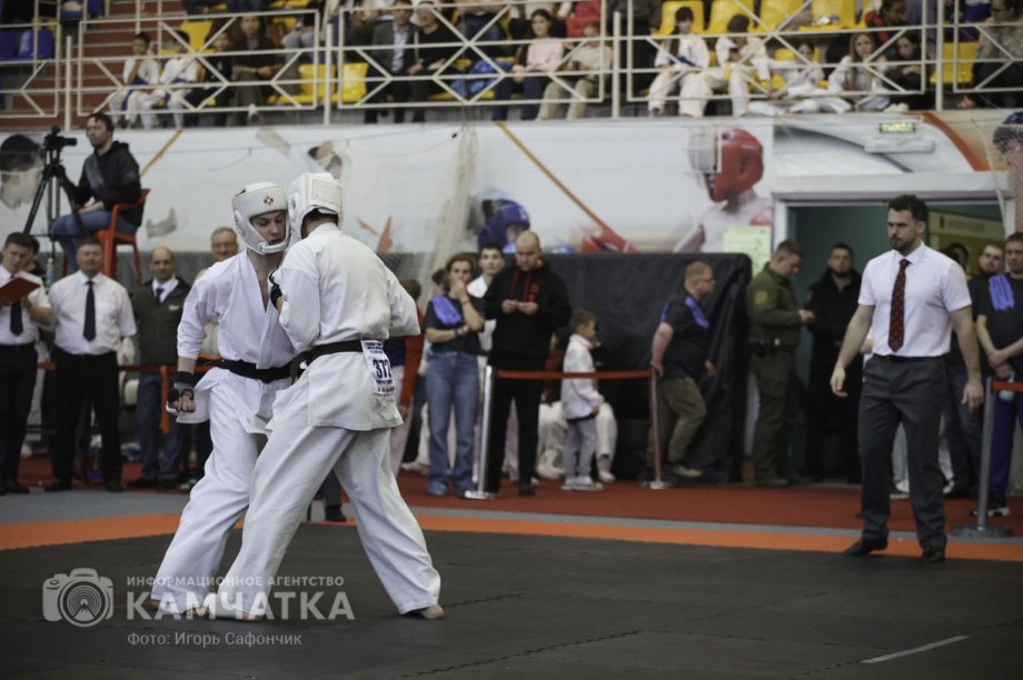 На Камчатке состоялся Чемпионат и первенство ДФО по каратэ-киокусинкай (фоторепортаж). Фото: «Камчатка Сегодня» \ Игорь Сафончик. Фотография 103