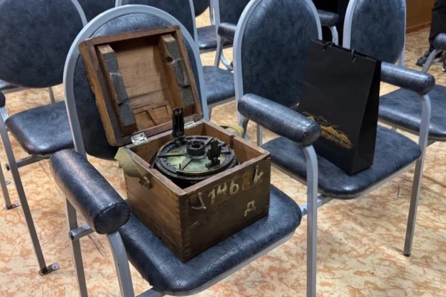 Владимир Солодов передал музею в Усть-Большерецке ценные экспонаты . Фото: kamgov.ru. Фотография 3