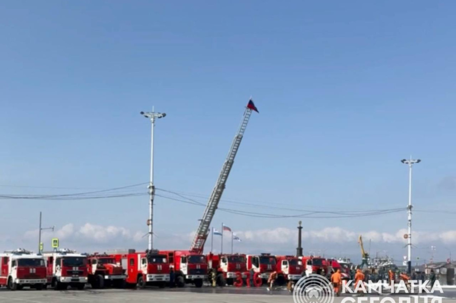 День пожарной охраны на Камчатке отмечают вальсом тяжелых машин и шоу поющих фонтанов. Фото: ИА "Камчатка". Фотография 5
