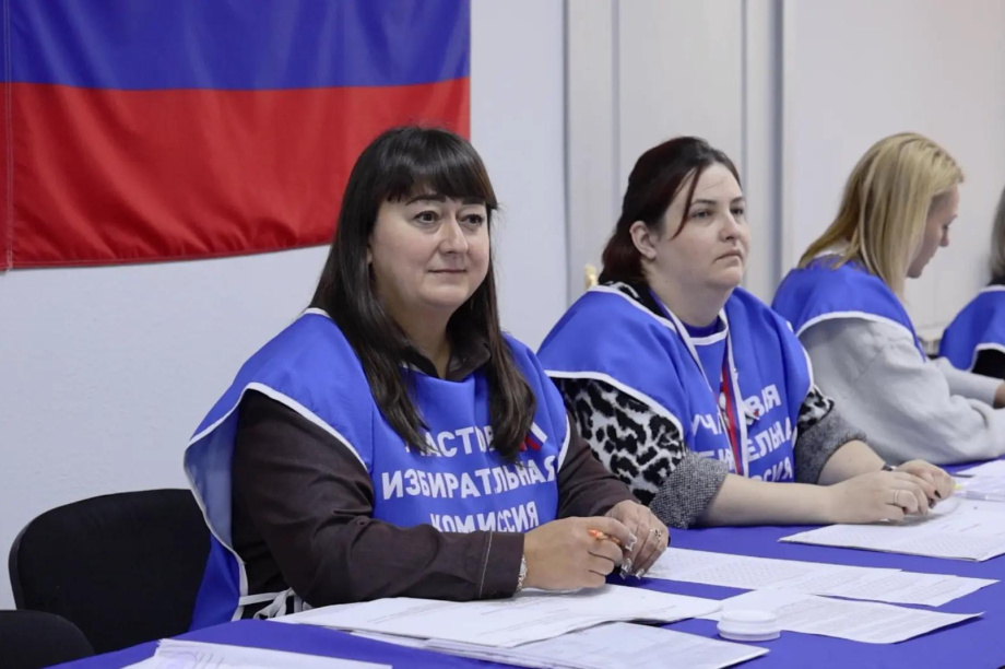 Наблюдатели и члены избирательной комиссии отмечают доброжелательную обстановку на участках. . Фотография 1