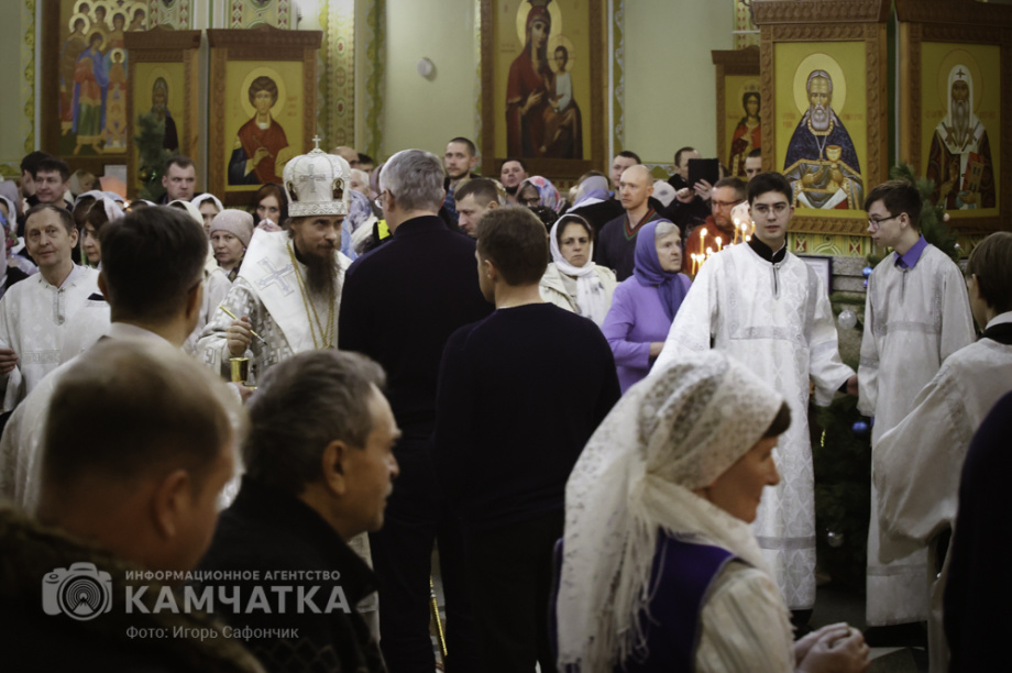 Рождественская служба в соборе Святой Троицы на Камчатке (фоторепортаж). Фото: «Камчатка Сегодня» \ Игорь Сафончик. Фотография 60