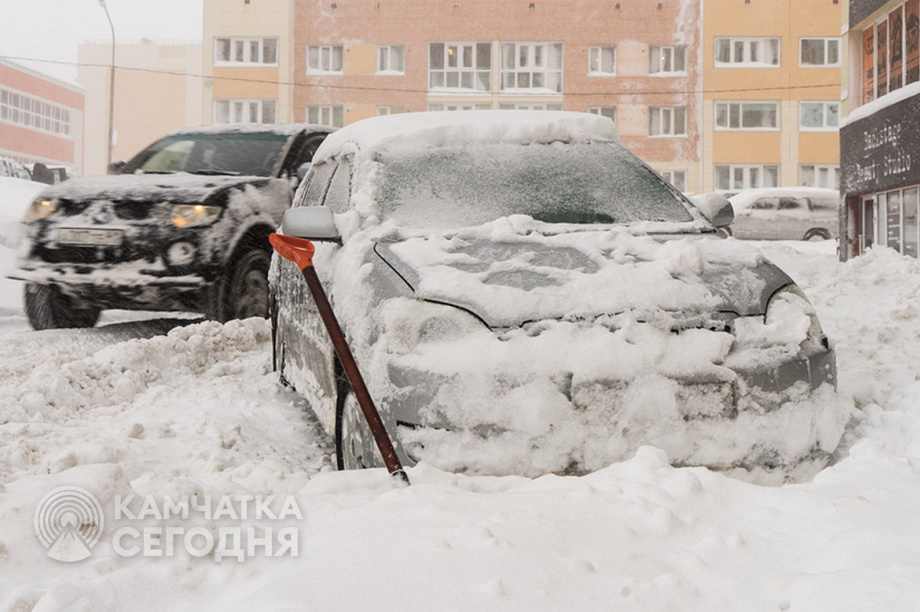 Уборка снега лопатой: зарядка для тела и бодрость духа!. Фото: ИА "Камчатка"