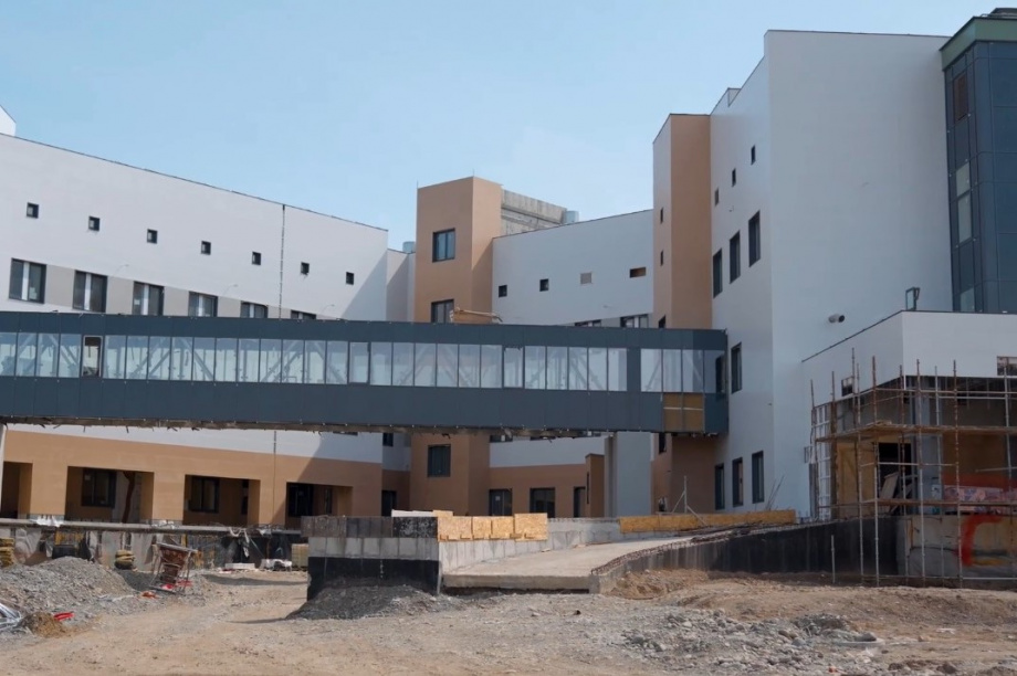 Монтаж первого оборудования начали в здании новой Камчатской краевой больницы. Фото: kamgov.ru. Фотография 1