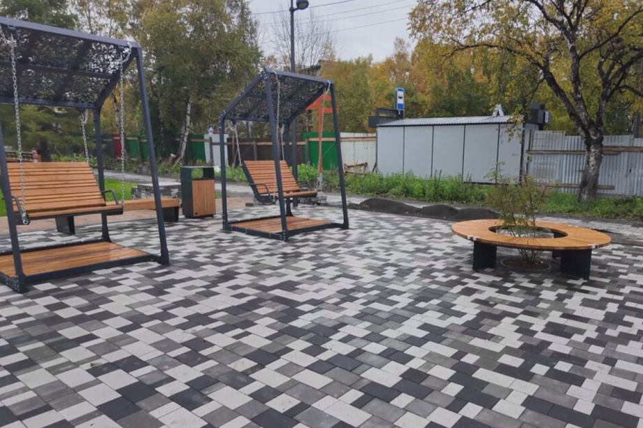 На Аллее Доблести и Славы в Елизове появились качели с QR-кодами. Фото: kamgov.ru. Фотография 4