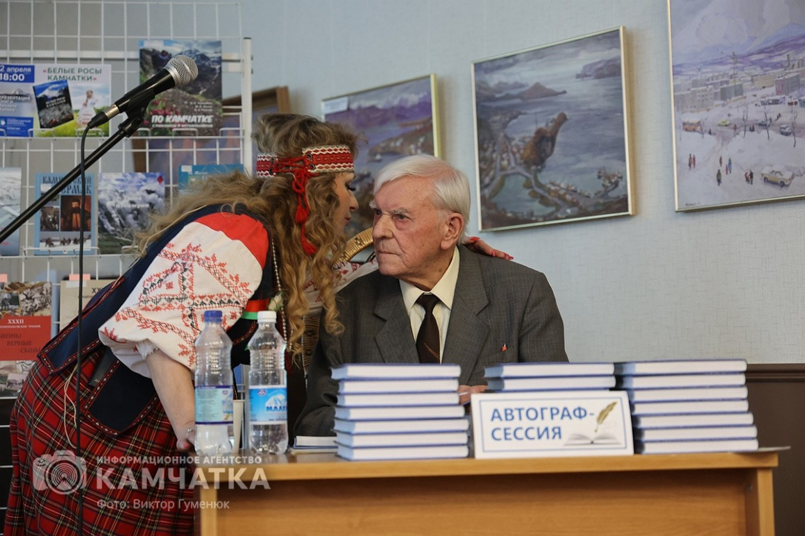 Камчатский журналист и писатель Михаил Жилин представил новую книгу. Фото: ИА «Камчатка» \ Виктор Гуменюк. Фотография 2