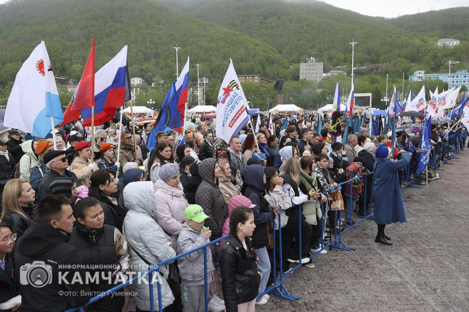 День России отметили на Камчатке многонационально, с митингом, концертом и детскими забавами. . Фотография 28