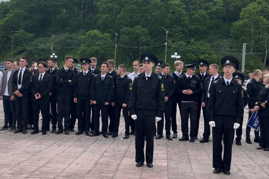 Дипломы вручили студентам и курсантам КамчатГТУ в центре Петропавловска. Фото: t.me/minrybhozKK, свту.рф. Фотография 10