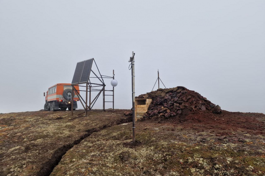 Третью сейсмостанцию установили на вулкане Горелом на Камчатке. Фото: t.me/kamgu_beringa, t.me/kbgsras. Фотография 2