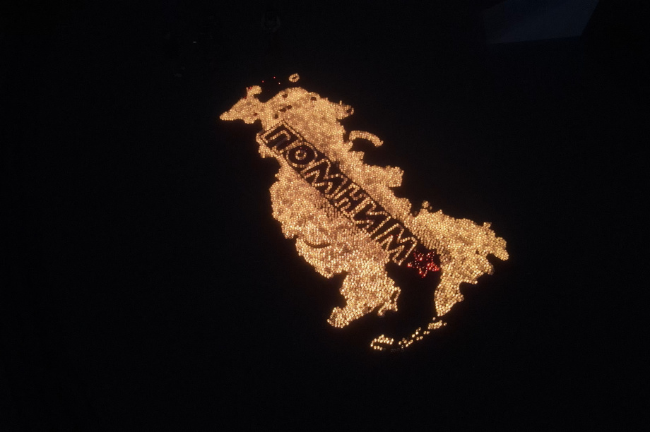 На Камчатке из семи с половиной тысяч свечей выложили «Огненную картину войны». Фото: kamgov.ru. Фотография 1