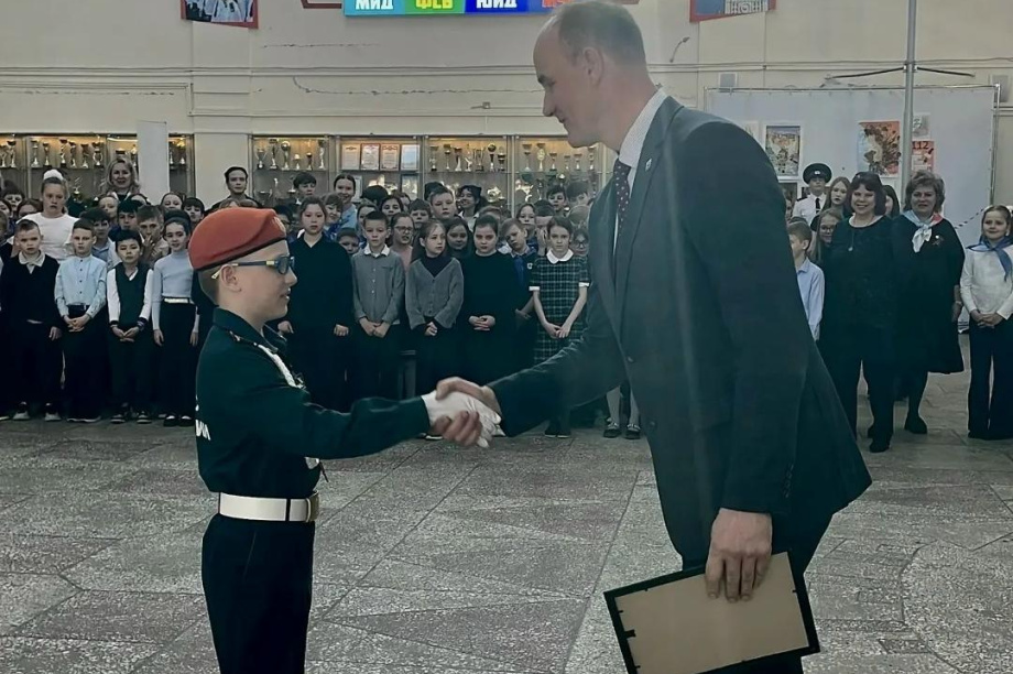 Школьник, спасший первоклассника из снежного завала, получил благодарность МЧС Камчатки. Фото: Сергей Лебедев, "ВКонтакте"