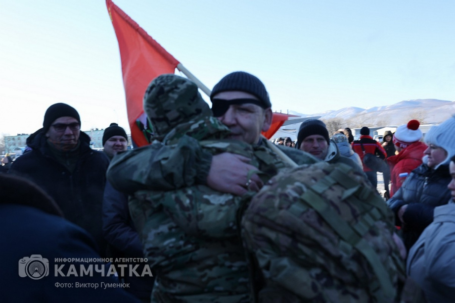 Это радость со слезами на глазах — самолёт с мобилизованными бойцами СВО прилетел на Камчатку. Фото: Виктор Гуменюк . Фотография 65