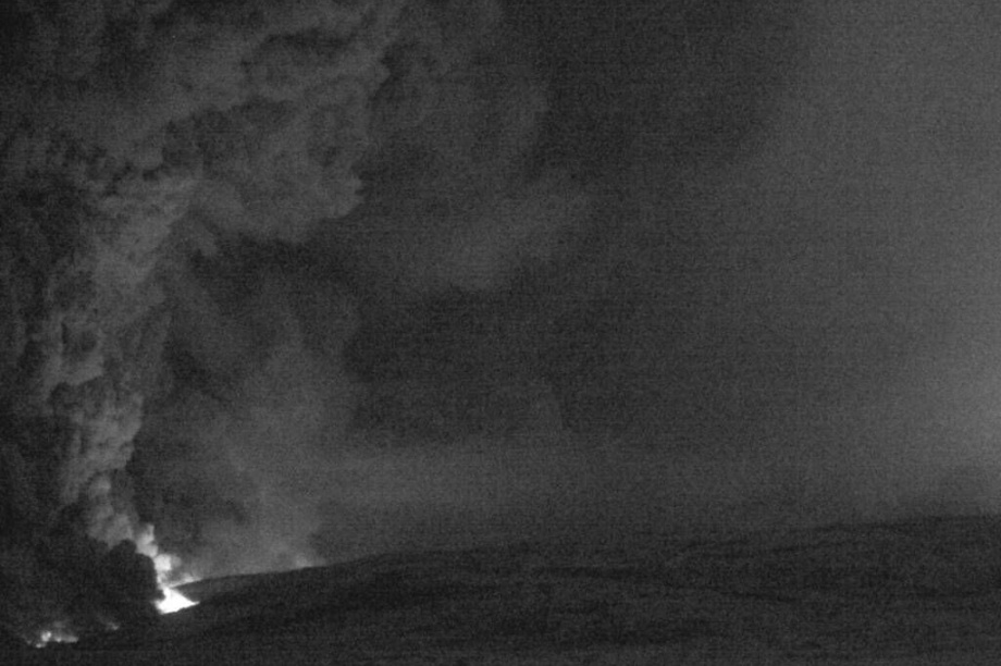 Камчатскому вулкану Безымянному присвоен «красный» код авиационной опасности. Фото: t.me/mchskam41, t.me/kbgsras. Фотография 2