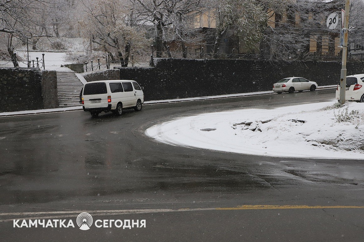 Первый снег выпал в столице Камчатки. Фоторепортаж. Фото: Виктор Гуменюк\ИА "Камчатка". Фотография 17