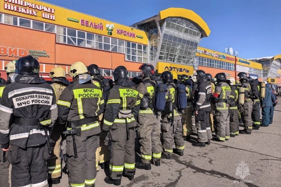 Пожарные тушили «Глобус» в Петропавловске-Камчатском. Фото: МЧС России по Камчатскому краю. Фотография 4