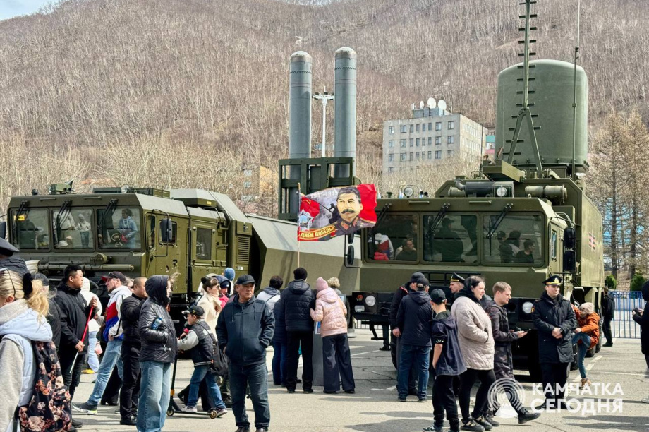 Отметить День Победы в центр Петропавловска-Камчатского пришли тысячи горожан. . Фотография 22