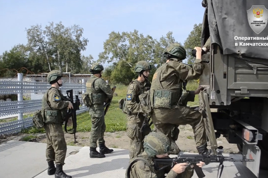 На Камчатке отработали отражение диверсионно-террористической атаки на военный аэродром. Фото: пресс-служба УФСБ России по Камчатскому краю. Фотография 2