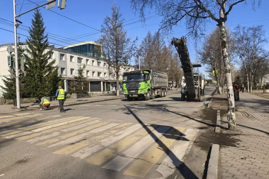 На трассе в Елизове фрезеруют дорогу: движение ограничено. . Фотография 2