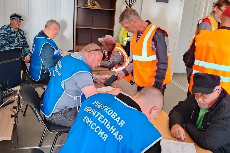 Более 2700 жителей Камчатки уже проголосовали досрочно на выборах губернатора. . Фотография 2