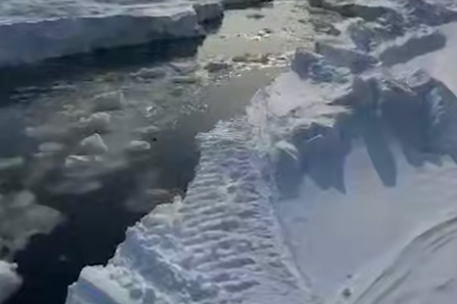 Сахалинские рыбаки дрейфуют на льдине. Фото: скрин видео из социальных сетей. Фотография 3