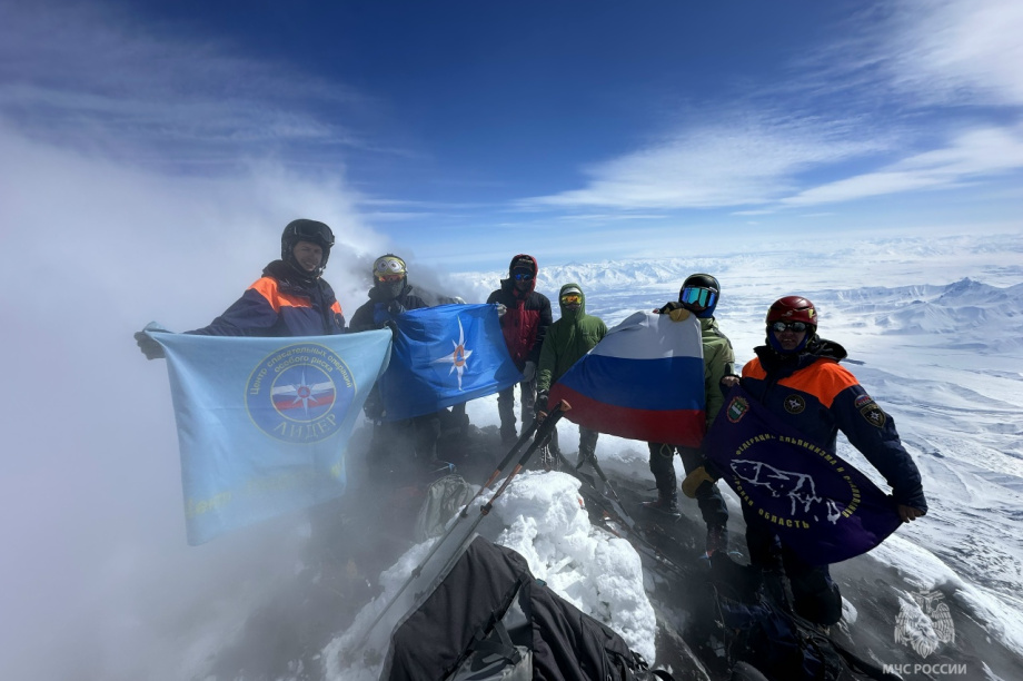 Спасатели МЧС водрузили флаг на вершине Ключевской Сопки на Камчатке. Фото: ГУ МЧС России по Камчатскому краю. Фотография 1
