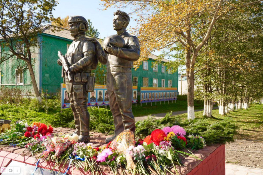 В поселке Ключи открыли памятник героям СВО. Фото: Заксобрание Камчатского края. Фотография 3