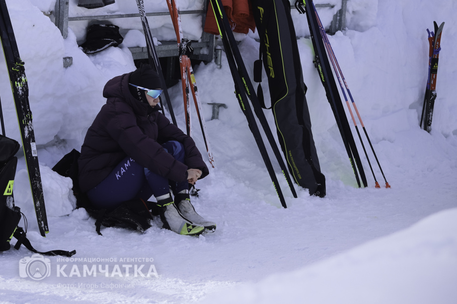 Лыжня России 2026 на Камчатке: полторы тысячи участников объединились на старте. Фото: «Камчатка Сегодня» \ Игорь Сафончик. Фотография 70