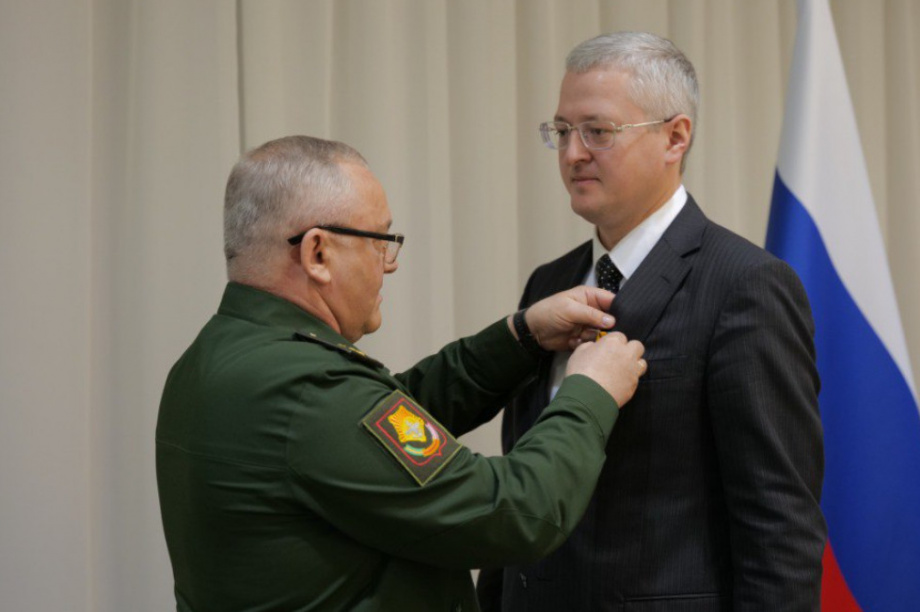 Медаль «За укрепление боевого содружества» вручили губернатору Камчатки . Фото: kamgov.ru. Фотография 1