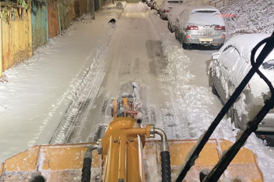 Спецтехника вышла на расчистку столицы Камчатки от снега. Фото: администрация ПКГО. Фотография 6