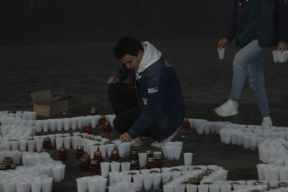 На Камчатке из семи с половиной тысяч свечей выложили «Огненную картину войны». Фото: kamgov.ru. Фотография 7